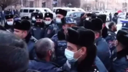 ՏԵՍԱՆՅՈՒԹ. Լարված իրավիճակ, հրմշտոց կառավարության շենքի մոտ. անհետ կորած, գերեվարված զինծառայողների հարազատների բողոքը