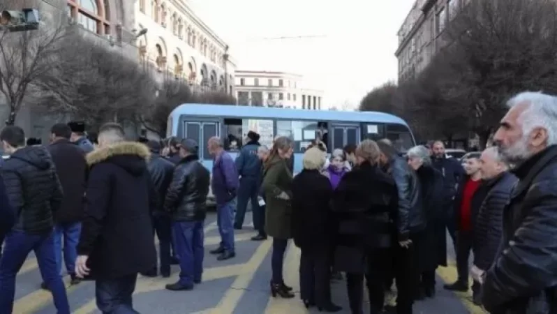 Անհետ կորածների հարազատները բացեցին Տիգրան Մեծի պողոտան. նրանք հանդիպել են Արսեն Թորոսյանի հետ