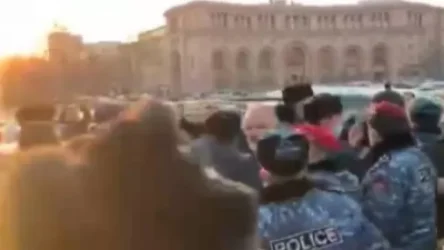 ՏԵՍԱՆՅՈՒԹ. Անհետ կորածների հարազատների ակցիայի մասնակիցներից մեկը շշով հարվածեց ոստիկանին.  Sputnik Արմենիա