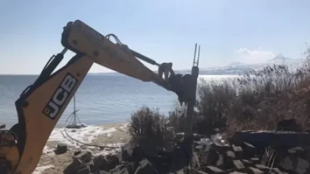 Սևանում ապամոնտաժվում են հանրային լողափից դեպի թերակղզի ընկած ափամերձ հատվածների ապօրինի շինությունները