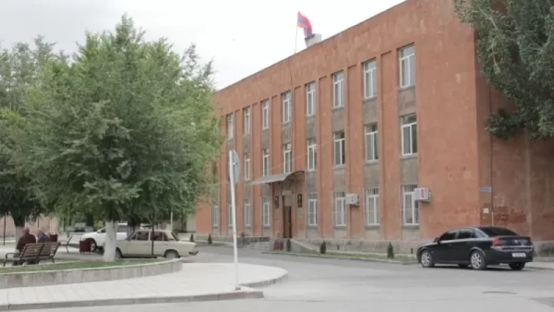 Արարատ քաղաքային համայնքի ֆեյսբուքյան էջում հրավիրում են աշխատանքի ՌԴ-ում