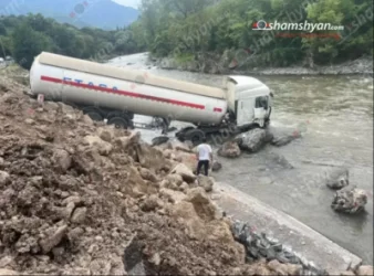 ԼՈՒՍԱՆԿԱՐՆԵՐ. Լոռիում բեռնատարը դուրս է եկել երթևեկելի գոտուց և ընկել Դեբեդ գետը