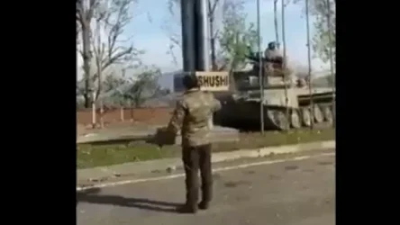 Շուշիում ադրբեջանցիները տանկով գետնին են տապալում քաղաքի հայկական անվան ցուցանակը