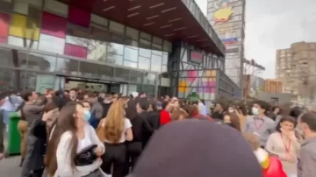 «Երևան մոլ» առևտրի կենտրոնի մեծ թվով այցելուները երկրաշարժից վախեցած դուրս են եկել շենքից