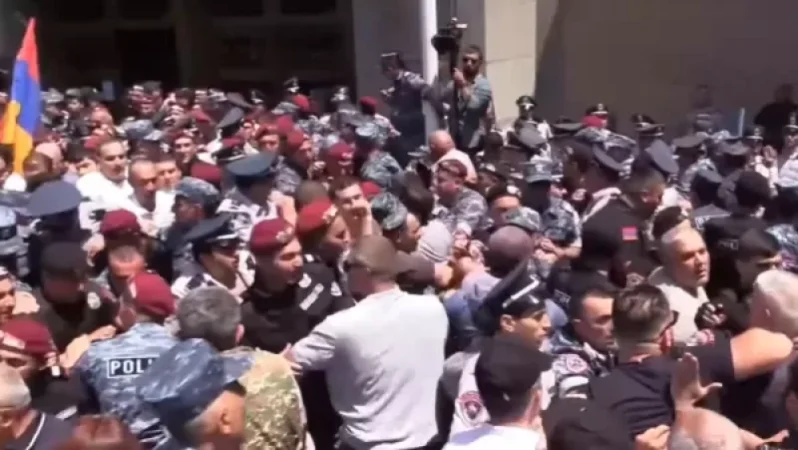 3 ոստիկան տեղափոխվել է բուժհաստատություն. ոստիկանությունից հայտնում են նաև բերման ենթարկվածների մասին