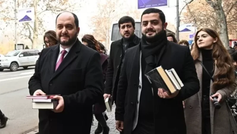 Արայիկ Հարությունյանը անցորդներին գրքեր է նվիրել