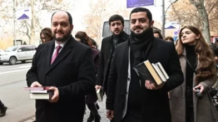 Արայիկ Հարությունյանը անցորդներին գրքեր է նվիրել