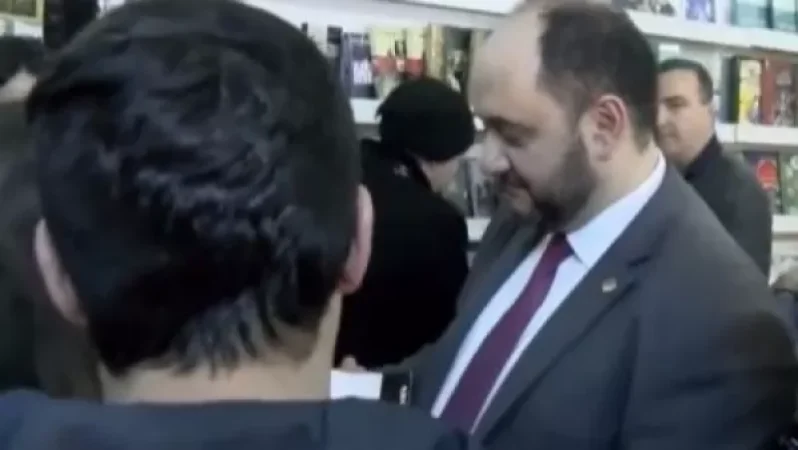 Կարդացեք և չսխալվե՛ք. ՀՅԴ-ականները գիրք նվիրեցին նախարարին