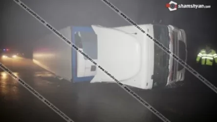 Երևան-Սևան ճանապարհին DAF մակնիշի կցորդիչով ավտոմեքենան դուրս է եկել երթևեկելի գոտուց և կողաշրջվել