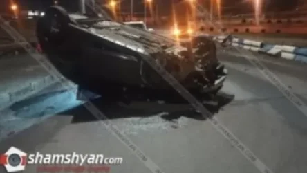 Nissan Tiida-ն բախվել է արգելապատնեշներին, կոտրել դրանք եւ գլխիվայր շրջվել