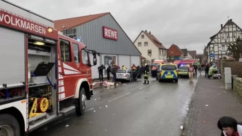 Գերմանիայում մեքենան վրաերթի է ենթարկել շքերթը դիտող հանդիսատեսին. կան տուժածներ