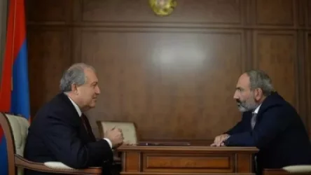 Վարչապետը և նախագահ Արմեն Սարգսյանը զրուցում են նախագահականում