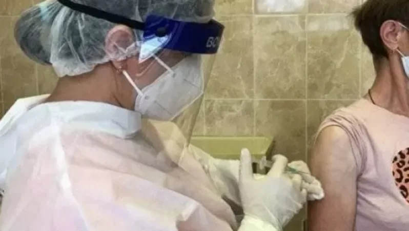 Երիտասարդ կանայք կերպարանփոխվել էին տատիկի` կորոնավիրուսի դեմ պատվաստվելու համար