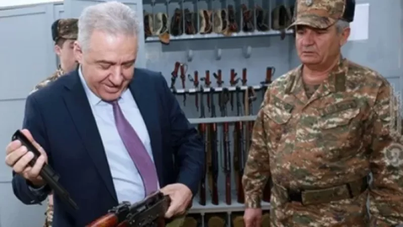 ՀՀ պաշտպանության նախարարը հանդիպել է ռազմաուսումնական հաստատությունների կուրսանտների հետ