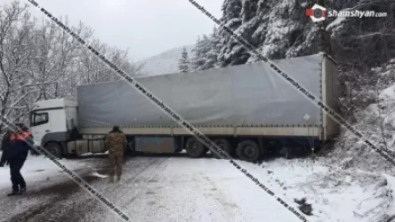 Գորիսից դեպի Զանգեր ճանապարհին բեռնատարը ամբողջովին փակել է ճանապարհը. երթևեկությունը ժամանակավորապես դադարեցվել է