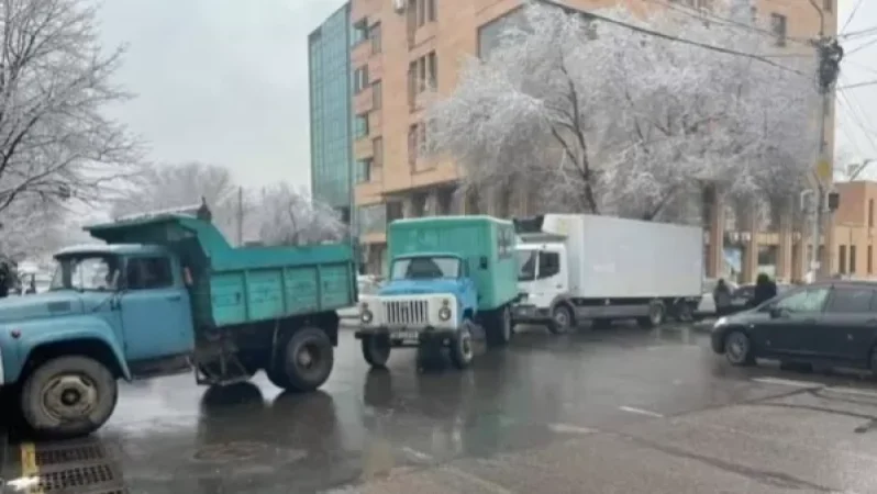 Բեռնատար մեքենաներով փակել են Պռոշյան-Բաղրամյան հատվածը
