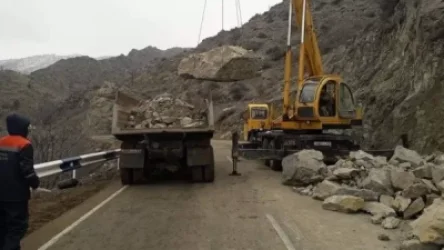 Մեղրիի լեռնանցքում ավարտվել են քարաթափված հատվածի մաքրման աշխատանքները. ճանապարհը երկկողմանի բաց է