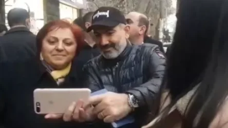 ՈՒՂՒՂ. Վարչապետը բուկլետ է բաժանում