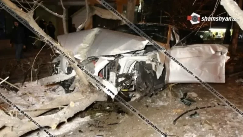 Խոշոր ավտովթար Երևանում. տապալվել է լուսացույց ու հաստաբուն ծառ. կա վիրավոր