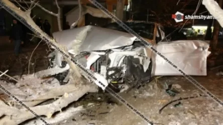 Խոշոր ավտովթար Երևանում. տապալվել է լուսացույց ու հաստաբուն ծառ. կա վիրավոր