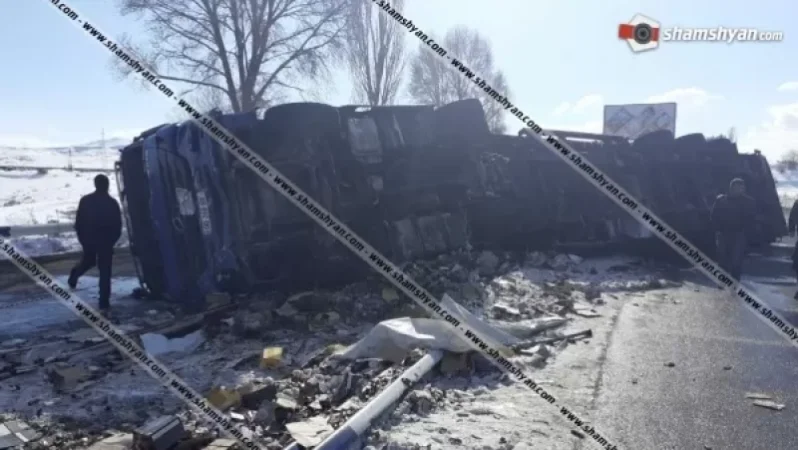 Խոշոր ավտովթար Կոտայքի մարզում. 20 տոննա «Ռոշեն» կոնֆետով բարձված բեռնատարը կողաշրջվել է