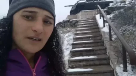 ՏԵՍԱՆՅՈՒԹ. Սա մեր տանկը, սա մեր խաչը, ստեղ թուրքերը, էս էլ մեր Շուշին. արցախցի կինը՝ Շուշիի մատույցներում