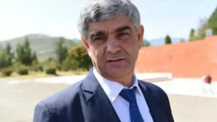 Բացահայտվել է Բալասանյանի աջակիցների շտաբի վրա կպցրած նկարները և դրոշները պոկողի ինքնությունը