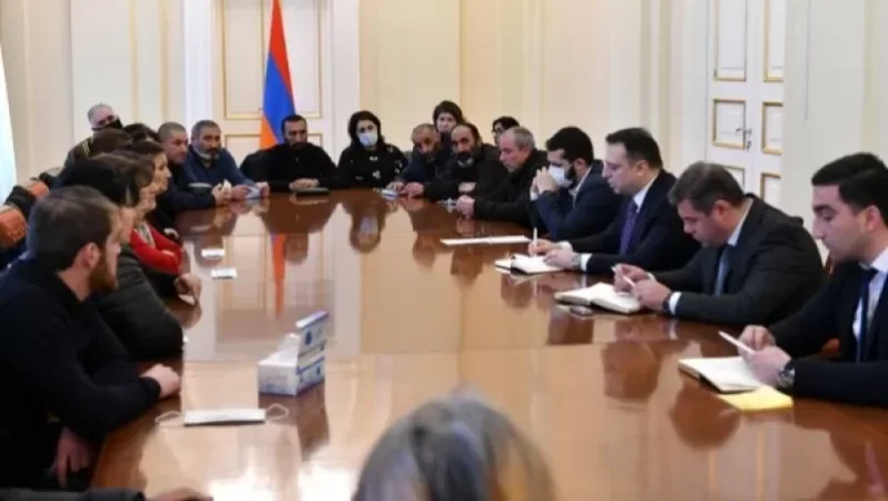 Նախագահի աշխատակազմը հանդիպել է արցախյան պատերազմի ընթացքում անհետ կորածների ընտանիքների անդամների հետ