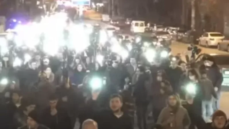 Անհնազանդության երթի մասնակիցները լուսավորեցին Բաղրամյան պողոտան