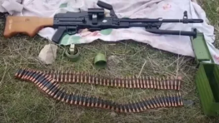 Ոստիկանության բաժիններում քաղաքացիները «Կալաշնիկովի» գնդացիրներ ու ինքնաձիգներ են հանձնել