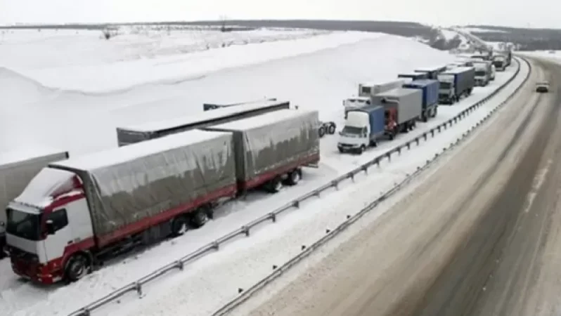 Լարսը բաց է բոլոր տեսակի տրանսպորտային միջոցների համար. ռուսական կողմում կա մոտ 600 կուտակված բեռնատար