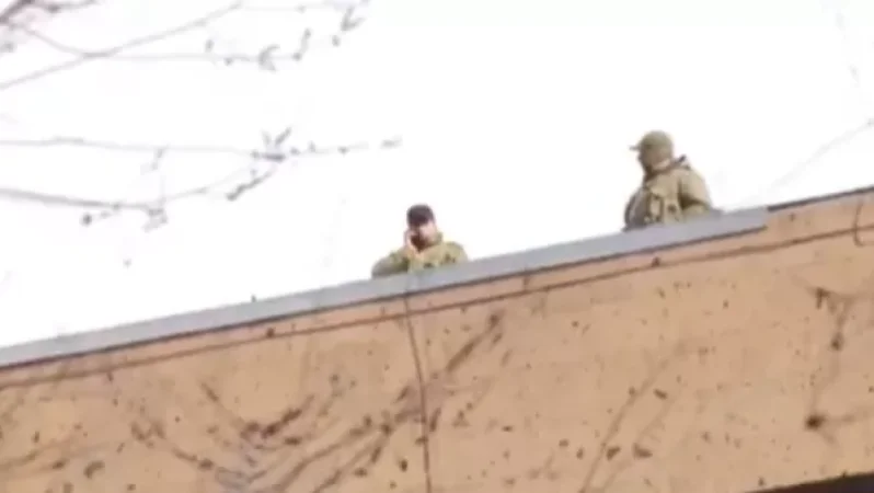 Ինչպես են դիպուկահարները տանիքից հետևում քաղաքացիների անցուդարձին