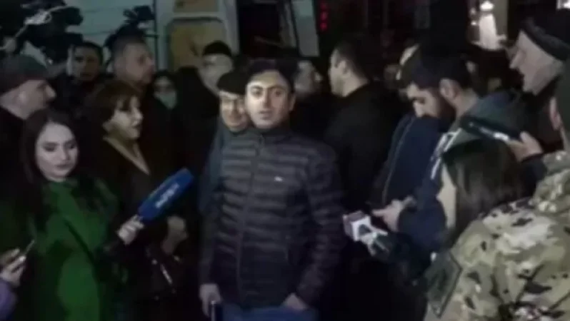 Ակցիայի մասնակիցները ոստիկանության շենքի մոտ ոստիկանապետից բացատրություն են պահանջում