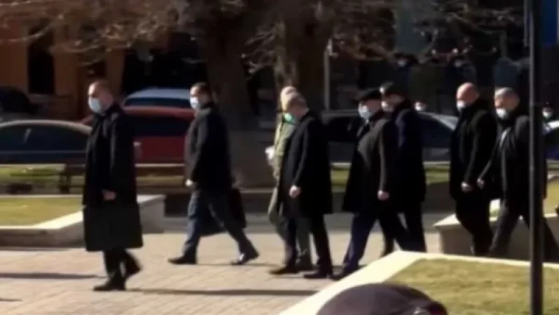 Զարհուրելի տեսարան էր. Նիկոլը՝ «մարդասպան», «դահիճ», «թուրք» վանկարկումների տակ դանդաղ քայլում էր դեպի կառավարության շենք. Զոհրաբյան