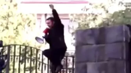 ՏԵՍԱՆՅՈՒԹ. Բախում ոստիկանների և ցուցարարների միջև. Տնտեսագիտական համալսարանը փակել է դարպասները