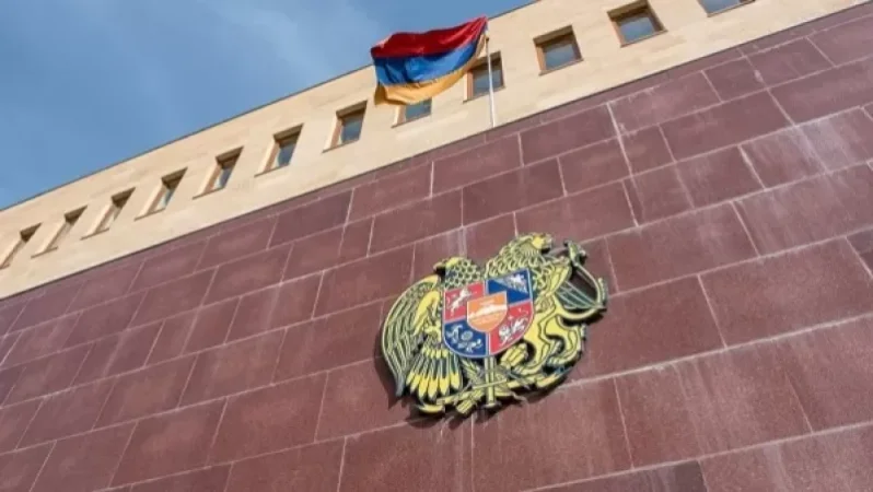 Մի խումբ զինվորներ, դրսում հավաքված ծնողների դրդմամբ, հրաժարվել են մեկնել իրենց մշտական տեղակայման վայրեր. ՊՆ