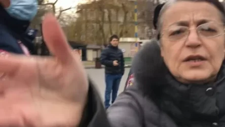 ՏԵՍԱՆՅՈՒԹ. Կինը հայհոյել է Yerkir.am-ի թղթակցին և հարվածել տեսախցիկին