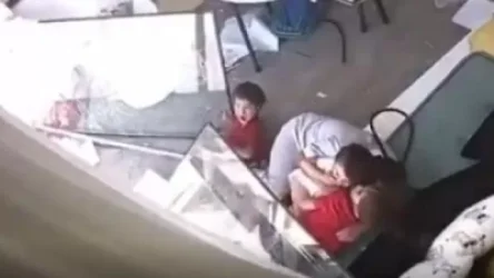 ՏԵՍԱՆՅՈՒԹ. Բեյրությում պայթյունի պահին տանը նստած կինն ու երեխաները մնում են պատուհանների տակ