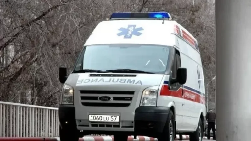 Հրազդանում մեքենան բախվել է էլեկտրասյանը և հայտնվել դաշտում. 20-ամյա վարորդի վիճակը ծանր է