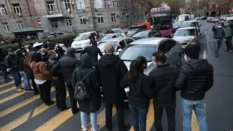 Անհնազանդության ակցիաներ Երևանի տարբեր փողոցներում. Ի՞նչ են անում վարչապետի հրաժարականը պահանջողները