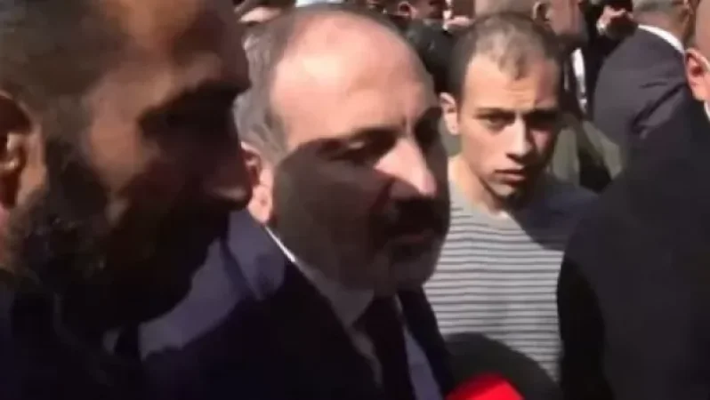 Փաշինյանը իր աջակիցներին  կոչ արեց ողջունել իր հրաժարականը պահանջողներին՝ ծափողջույններով