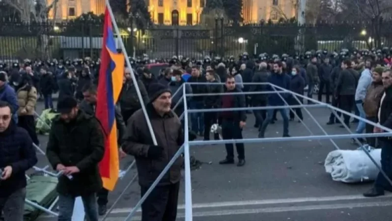 Երևանի Բաղրամյան փողոցում վրաններ են տեղադրում