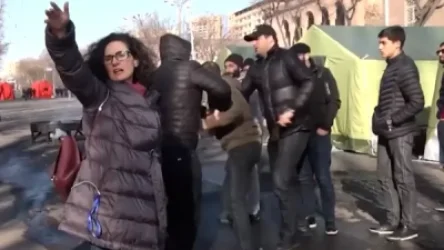 ՏԵՍԱՆՅՈՒԹ. Նիկոլ Փաշինյանի կողմնակիցները Բաղրամյան պողոտայում վիրավորել են լրագրողներին