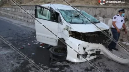 Կոտայքի մարզում բախվել են Toyota Camry–ն ու Toyota Alphard-ը. կա վիրավոր