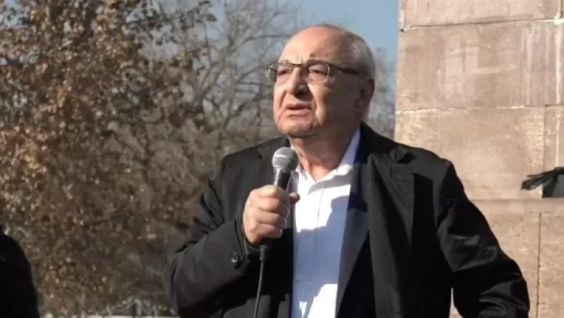 Եթե բանակը ոտքի չկանգնի, մենք պիտի կանգնեցնենք. Վազգեն Մանուկյան