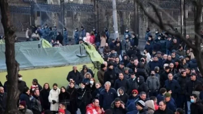 Որևէ մեկը չի կարող ստիպել թաղապետարանի աշխատակիցներին մասնակցել այս կամ այն հավաքին