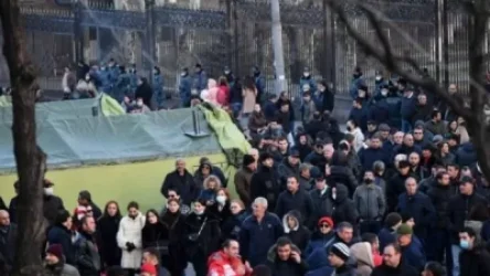 Որևէ մեկը չի կարող ստիպել թաղապետարանի աշխատակիցներին մասնակցել այս կամ այն հավաքին