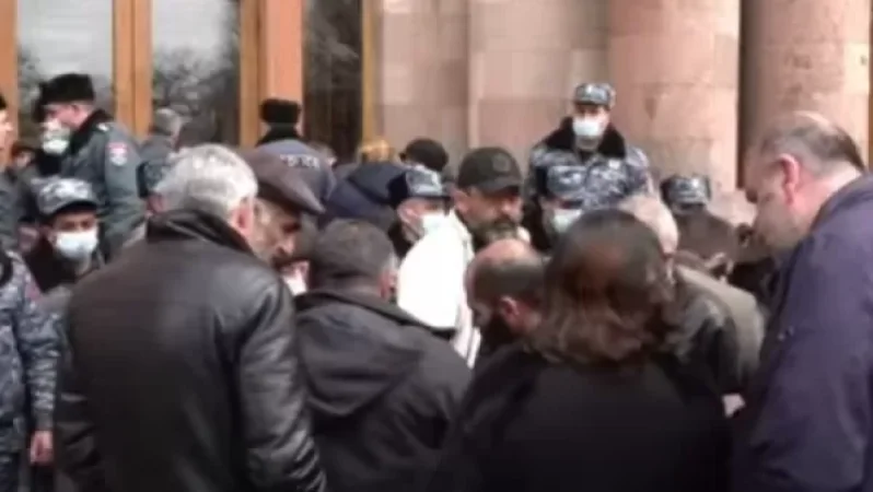 Անհետ կորած զինծառայողների և գերիների հարազատները կրկին հավաքվել են Կառավարության դիմաց