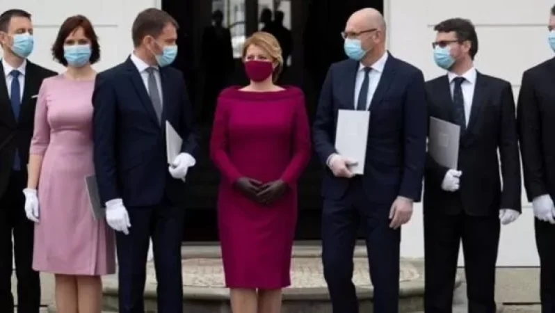 Սլովակիայի նախագահը կառավարության երդման արարողությանը եկել է զգեստին համահունչ դիմակով