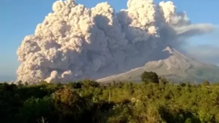 ՏԵՍԱՆՅՈՒԹ. Ինդոնեզիայում Սինաբունգ հրաբուխը ծխի ու մոխրի՝ 5 կմ բարձրությամբ հսկայական սյուն է արտանետել երկինք